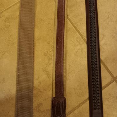 2 MENS COLUMBIA LEATHER BELTS, 1 CLOTH SIZE 36 AND 2 HATS SIZE MEDIUM
