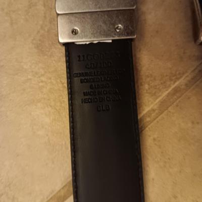 2 MENS COLUMBIA LEATHER BELTS, 1 CLOTH SIZE 36 AND 2 HATS SIZE MEDIUM