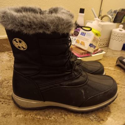 LADIES CROFT & BARROW WINTER COAT (1X), CABIN CREEK RAIN COAT (L) WINTER BOOTS (9) AND JEANS (12 & 14)