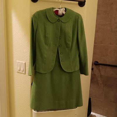 LADIES CROFT & BARROW WINTER COAT (1X), CABIN CREEK RAIN COAT (L) WINTER BOOTS (9) AND JEANS (12 & 14)