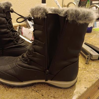 LADIES CROFT & BARROW WINTER COAT (1X), CABIN CREEK RAIN COAT (L) WINTER BOOTS (9) AND JEANS (12 & 14)