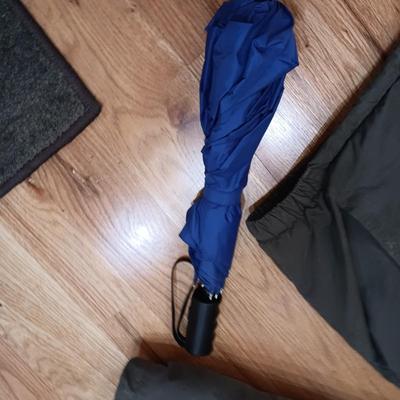 MENS LINED COLUMBIA JACKET (LT), SPYDER GLOVES (L) AND AN UMBRELLA