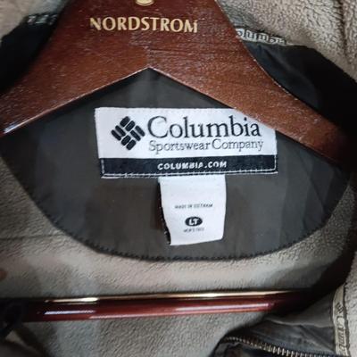 MENS LINED COLUMBIA JACKET (LT), SPYDER GLOVES (L) AND AN UMBRELLA
