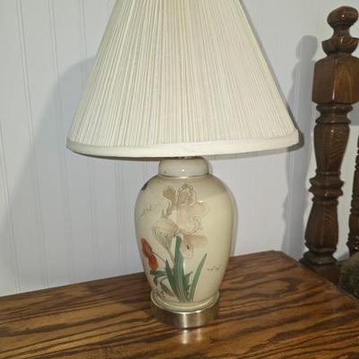 Vintage White Iris Table lamp