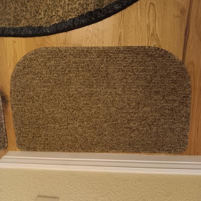 ROUND AREA RUG, IRON SIDE TABLE WITH TILE TOP AND 2 DOOR MATS