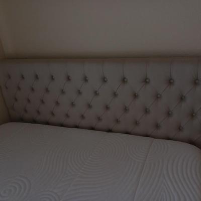 CLEAN QUEEN SIZE TEMPURPEDIC TYPE BED PLUS THE BEDDING