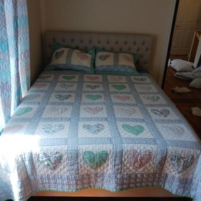 CLEAN QUEEN SIZE TEMPURPEDIC TYPE BED PLUS THE BEDDING