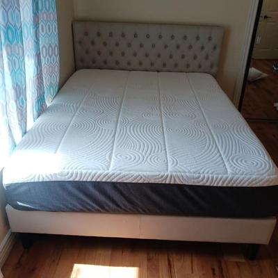 CLEAN QUEEN SIZE TEMPURPEDIC TYPE BED PLUS THE BEDDING