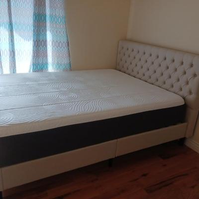 CLEAN QUEEN SIZE TEMPURPEDIC TYPE BED PLUS THE BEDDING