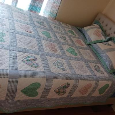 CLEAN QUEEN SIZE TEMPURPEDIC TYPE BED PLUS THE BEDDING