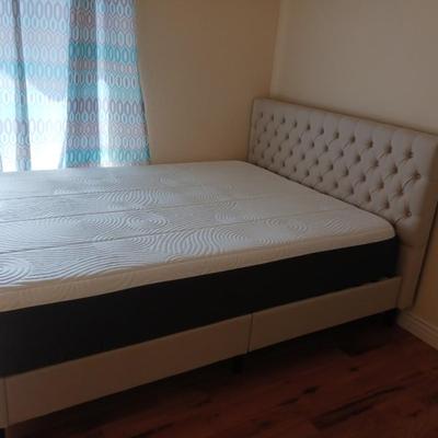 CLEAN QUEEN SIZE TEMPURPEDIC TYPE BED PLUS THE BEDDING