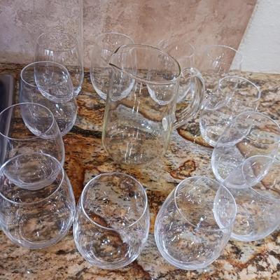 DRINKING GLASSES AND A PYREX PITCHER