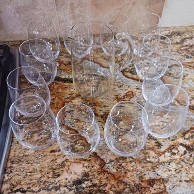 DRINKING GLASSES AND A PYREX PITCHER