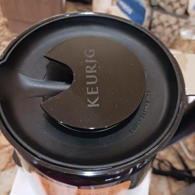 KEURIG SINGLE CUP COFFEE MAKER, KEURIG CARAFE, PURELINE & CUP HOLDER
