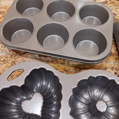 WARING ROTATING WAFFLE MAKER AND 2 TEFLON MUFFIN PANS