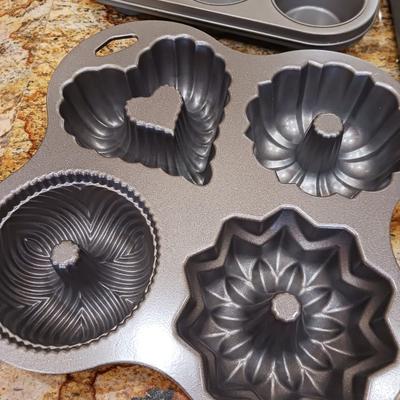 WARING ROTATING WAFFLE MAKER AND 2 TEFLON MUFFIN PANS