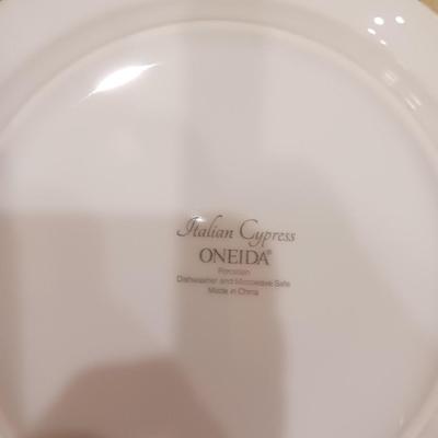 ONEIDA "ITALIAN CYPRESS" DINNERWARE 7 PLACE SETTING