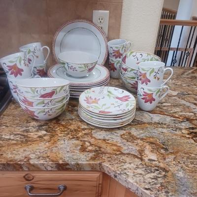 ONEIDA "ITALIAN CYPRESS" DINNERWARE 7 PLACE SETTING