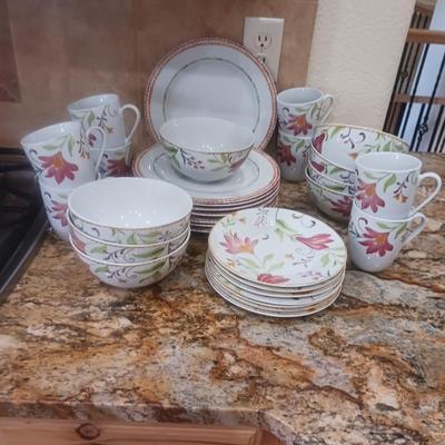 ONEIDA "ITALIAN CYPRESS" DINNERWARE 7 PLACE SETTING