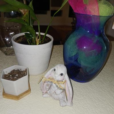 SMALL PLANT, VASES AND KNICK KNACKS