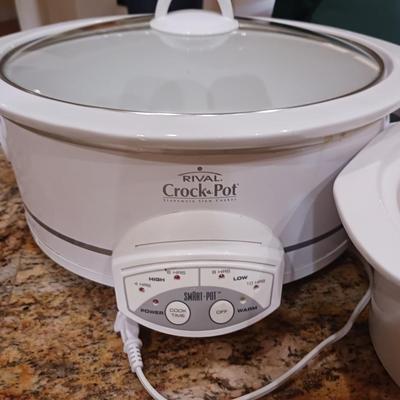 CROCK POT WITH EXTRA CROCK AND INSULATED HOLDER
