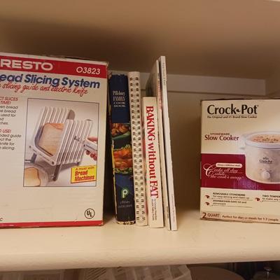 2 QT CROCK POT, BREAD SLICER AND COOKBOOKS