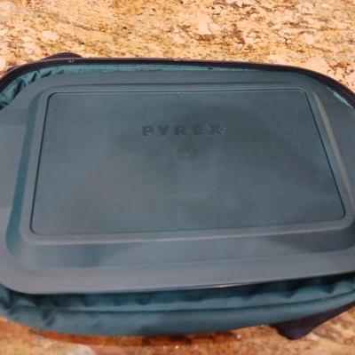CASSEROLE DISH WITH INSULATED CARRIER AND A STEAMER