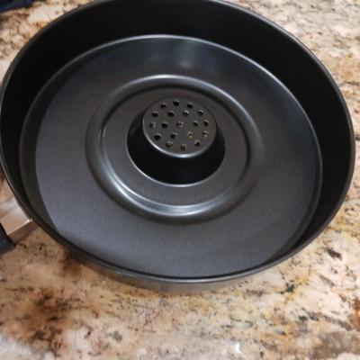 CASSEROLE DISH WITH INSULATED CARRIER AND A STEAMER