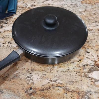 CASSEROLE DISH WITH INSULATED CARRIER AND A STEAMER