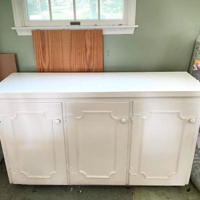 G372 Three Cabinets With Shelving