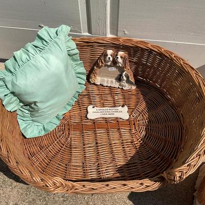 G382 Wicker Dog Basket With King Charles Spaniel With Broken Foot