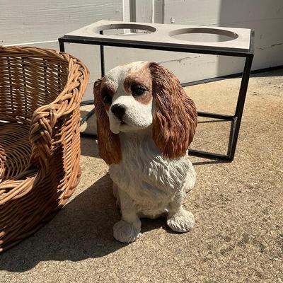 G382 Wicker Dog Basket With King Charles Spaniel With Broken Foot