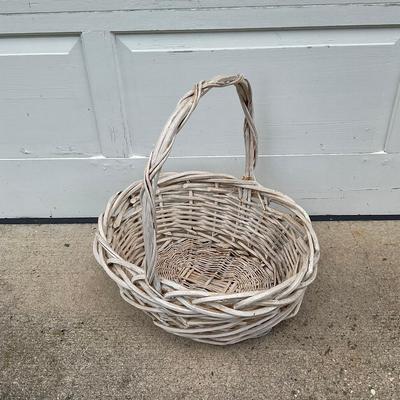 G400 Large White Handle Basket & Heart Shaped Picnic Basket