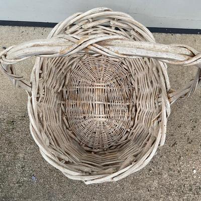 G400 Large White Handle Basket & Heart Shaped Picnic Basket