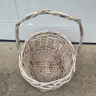 G400 Large White Handle Basket & Heart Shaped Picnic Basket