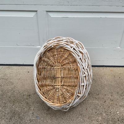G400 Large White Handle Basket & Heart Shaped Picnic Basket
