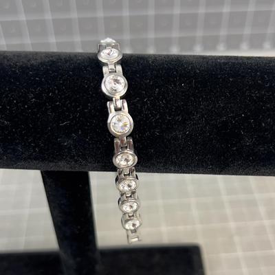 Sale Photo Thumbnail #311: Interesting. Nice. Has Colored stone on one size and faux diamond on the other. 
