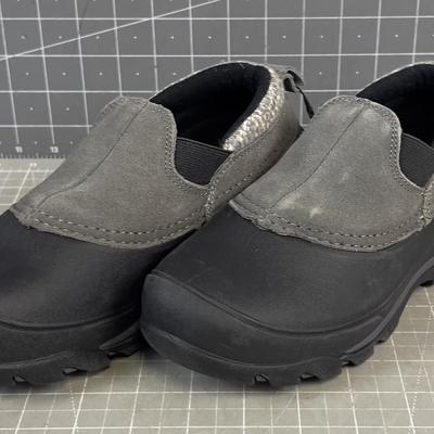 Sale Photo Thumbnail #591: Snow Shoes Water Proof. Insulated. NEW not worn. Size 6 NO BOX 