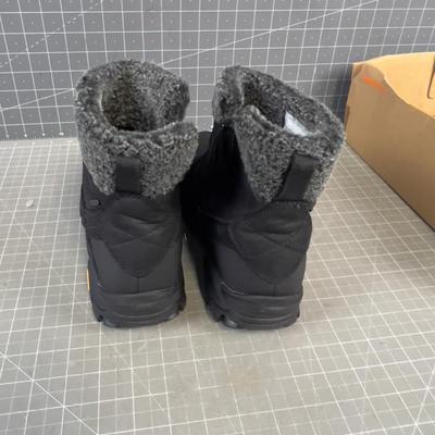 Sale Photo Thumbnail #638: New Snow Boot. Women Size 10 NEW 