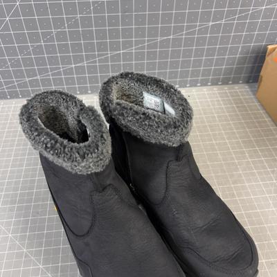 Sale Photo Thumbnail #637: New Snow Boot. Women Size 10 NEW 