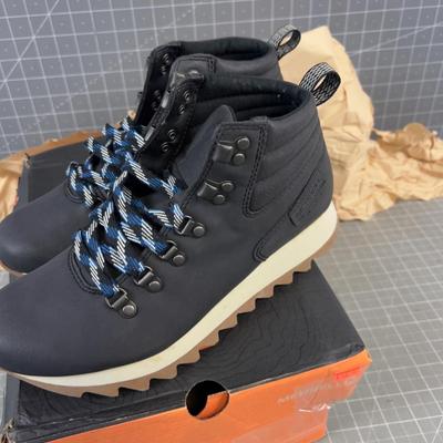Sale Photo Thumbnail #647: NEW women's Size 8 Hiker