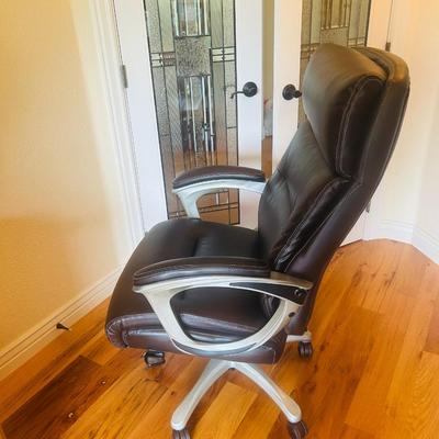 LIKE NEW LEATHER LAZYBOY DESK CHAIR WITH COMFORT CORE AND CHAIR ROLLING MAT