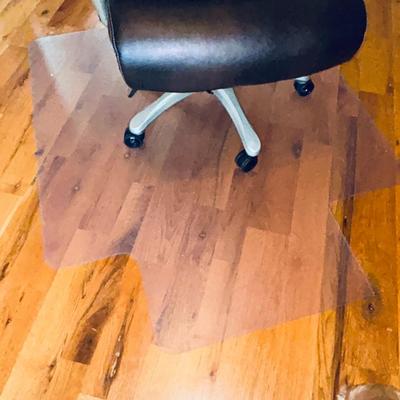 LIKE NEW LEATHER LAZYBOY DESK CHAIR WITH COMFORT CORE AND CHAIR ROLLING MAT