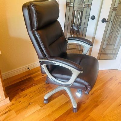 LIKE NEW LEATHER LAZYBOY DESK CHAIR WITH COMFORT CORE AND CHAIR ROLLING MAT