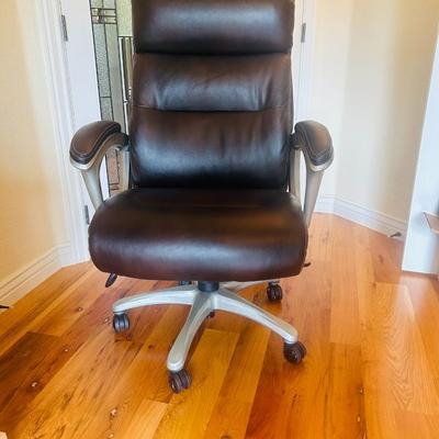LIKE NEW LEATHER LAZYBOY DESK CHAIR WITH COMFORT CORE AND CHAIR ROLLING MAT