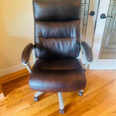 LIKE NEW LEATHER LAZYBOY DESK CHAIR WITH COMFORT CORE AND CHAIR ROLLING MAT
