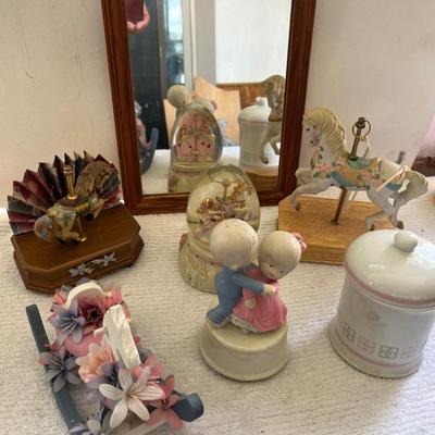 Collectibles / Decor Lot