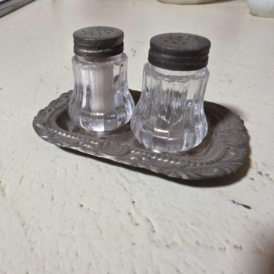 Mini salt and pepper set