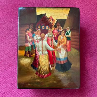 PR416 Vintage Moscow Small Hand-Painted Box Signed Bottom Right