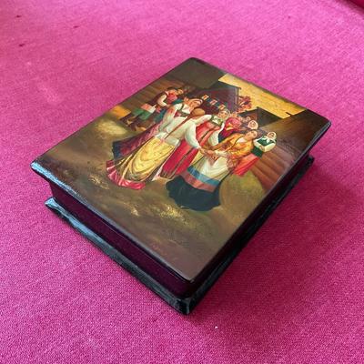 PR416 Vintage Moscow Small Hand-Painted Box Signed Bottom Right